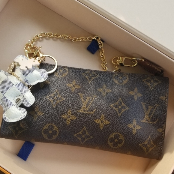 LOUIS VUITTON Classic pouchette Monogram - Picture 15 of 16